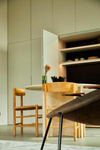a dining room with a table and a chair at Stadtflucht Loft 5.2.2 in Berlin
