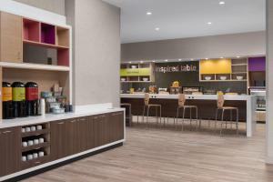 卡尔斯巴德Home2 Suites By Hilton Carlsbad New Mexico的药房大堂,配有柜台和凳子
