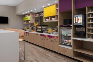 Home2 Suites By Hilton Carlsbad New Mexico的厨房或小厨房
