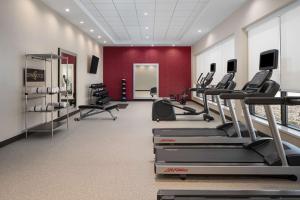 Home2 Suites By Hilton Carlsbad New Mexico的健身中心和/或健身设施