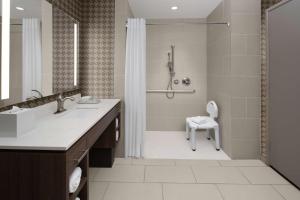 卡尔斯巴德Home2 Suites By Hilton Carlsbad New Mexico的带淋浴、水槽和马桶的浴室