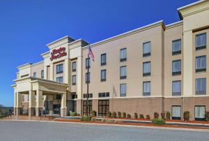 an exterior view of the hampton inn suites yakima at Hampton Inn & Suites Augusta West in Augusta