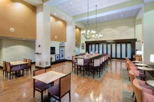 une grande salle à manger avec des tables et des chaises dans l'établissement Hampton Inn & Suites Augusta West, à Augusta