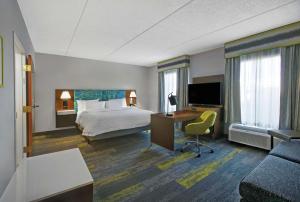 Cette chambre comprend un lit et un bureau. dans l'établissement Hampton Inn & Suites Augusta West, à Augusta