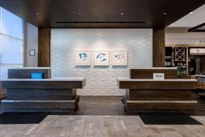 Hilton Garden Inn Cedar Rapids的休息区