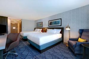 Hilton Garden Inn Cedar Rapids客房内的一张或多张床位