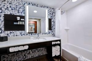 Hilton Garden Inn Cedar Rapids的一间浴室
