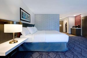 Hilton Garden Inn Cedar Rapids客房内的一张或多张床位