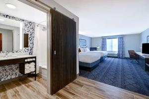 Hilton Garden Inn Cedar Rapids客房内的一张或多张床位