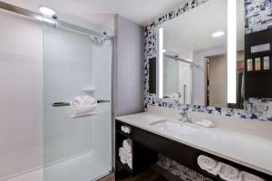 Hilton Garden Inn Cedar Rapids的一间浴室