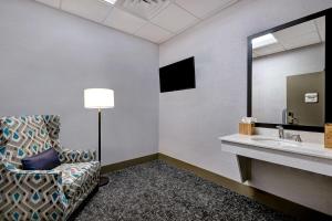 Hilton Garden Inn Cedar Rapids的电视和/或娱乐中心