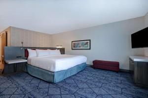 Hilton Garden Inn Cedar Rapids客房内的一张或多张床位