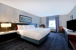 Hilton Garden Inn Cedar Rapids的电视和/或娱乐中心