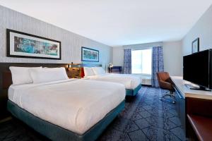 Hilton Garden Inn Cedar Rapids的电视和/或娱乐中心