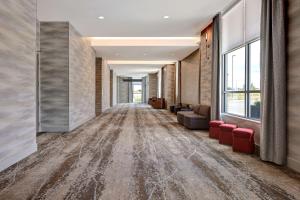 Hilton Garden Inn Cedar Rapids的休息区