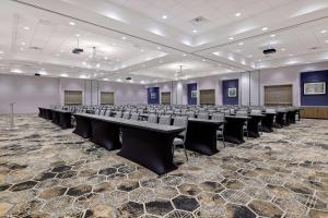 Hilton Garden Inn Cedar Rapids商务区和/或会议室