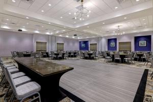 锡达拉皮兹Hilton Garden Inn Cedar Rapids的房间里有桌椅的宴会厅 更多37张照片