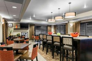 a restaurant with tables and chairs and a bar at Hampton Inn Kansas City/Shawnee Mission in Shawnee