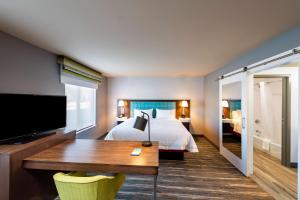 Postel nebo postele na pokoji v ubytování Hampton Inn & Suites Keller Town Center
