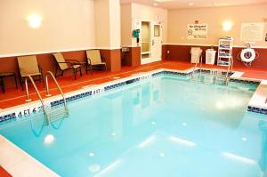 a large swimming pool in a hotel room at Hampton Inn Doylestown in Warrington