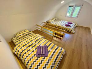 een kamer met 2 bedden in een kamer bij Bungalows Fairy tale in Žabljak