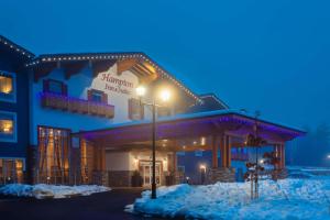 un hotel en la nieve por la noche en Hampton Inn & Suites Leavenworth, en Leavenworth