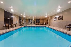 a large pool with blue water in a hotel at Hampton Inn & Suites Leavenworth in Leavenworth