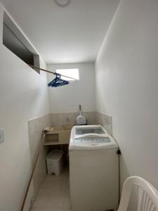 - une petite salle de bains blanche avec lavabo et lumière dans l'établissement Apto caney 402, à Cali