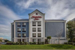 un hotel con un cartel en la parte delantera en Hampton Inn San Francisco Airport, en South San Francisco