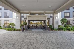 een lobby van een gebouw met een grote glazen deur bij Hampton Inn San Francisco Airport in South San Francisco