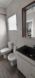a bathroom with a toilet and a sink and a mirror at Piley apartamento en vila-real in Villareal