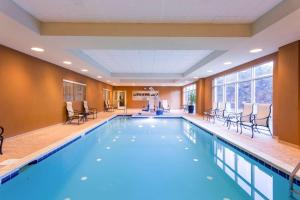 basen w pokoju hotelowym z krzesłami i dużym oknem w obiekcie Hampton Inn & Suites Herndon-Reston w mieście Herndon