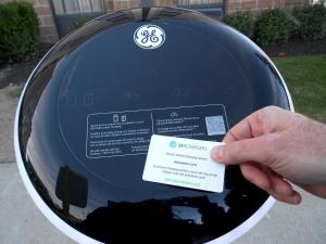 una persona sosteniendo un cartel en un frisbee en Hampton Inn & Suites Albany-Airport, en Latham