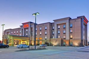 un hotel con coches estacionados en un estacionamiento en Hampton Inn and Suites Peoria at Grand Prairie, en Peoria