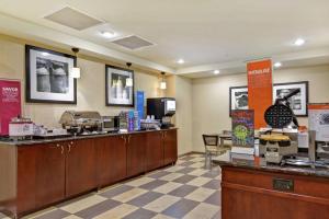 ein Wartezimmer in einem Fast-Food-Restaurant in der Unterkunft Hampton Inn and Suites Peoria at Grand Prairie in Peoria