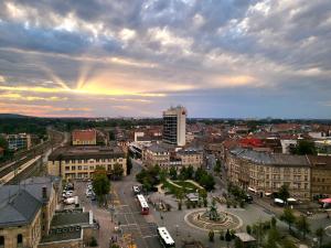 een luchtzicht op een stad met een zonsondergang bij Appartments über den Wolken in Fürth