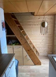 escalera en una cocina con pared de madera en L'attrape rêve en Drusenheim