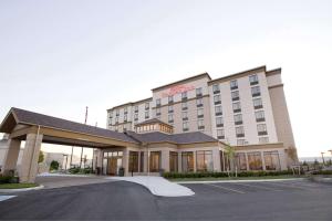 un hotel con un estacionamiento delante de él en Hilton Garden Inn Toronto/Brampton, en Brampton