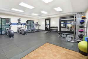 une salle de sport avec plusieurs tapis de course et appareils d'exercice dans l'établissement Hampton Inn Columbus/South-Fort Benning, à Columbus