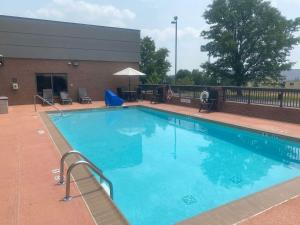 a large blue swimming pool in front of a building at Hampton Inn Corbin in Corbin