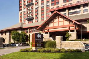 un hotel con un cartello di fronte a un edificio di DoubleTree Fallsview Resort & Spa by Hilton - Niagara Falls a Niagara Falls