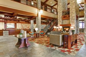 Area soggiorno di DoubleTree Fallsview Resort & Spa by Hilton - Niagara Falls