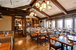 una sala da pranzo con tavoli e sedie in legno di DoubleTree Fallsview Resort & Spa by Hilton - Niagara Falls a Niagara Falls
