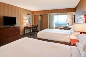 Letto o letti in una camera di DoubleTree Fallsview Resort & Spa by Hilton - Niagara Falls