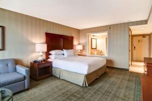 Letto o letti in una camera di DoubleTree Fallsview Resort & Spa by Hilton - Niagara Falls