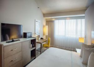 Habitación de hotel con cama y TV de pantalla plana. en DoubleTree by Hilton Denver/Westminister, en Westminster