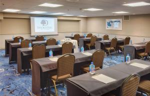una sala conferenze con tavoli, sedie e schermo di DoubleTree by Hilton Denver/Westminister a Westminster
