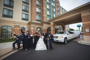 eine Gruppe von Personen, die sich vor einem Gebäude für ein Bild ausgeben in der Unterkunft Doubletree by Hilton Pleasant Prairie Kenosha, WI in Pleasant Prairie