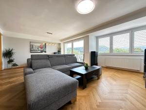 sala de estar con sofá y mesa en LUX residence, A/C, VIP parking, city view en Banská Bystrica