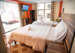 卡哈马卡Hotel Balcones Plaza的有窗户的房间里有两张床